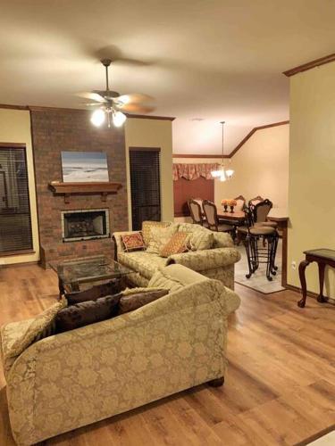 Spacious Oasis - 4 BDRM Top Luxury Home in Edmond! in Edmond, USA