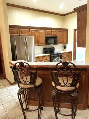 Spacious Oasis - 4 BDRM Top Luxury Home in Edmond! in Edmond, USA