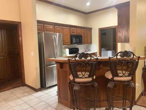 Spacious Oasis - 4 BDRM Top Luxury Home in Edmond! in Edmond, USA