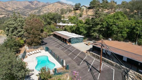 The Rae | Sequoia Motel RM 5