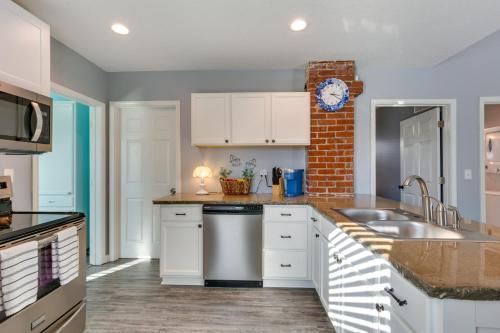 Charming Missouri Home Less Than 1 Mi to Katy Trail! in Pleasant Hill, USA
