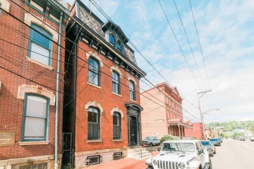 Parking - Walkable - GroupStays - Washer in Pittsburgh, USA