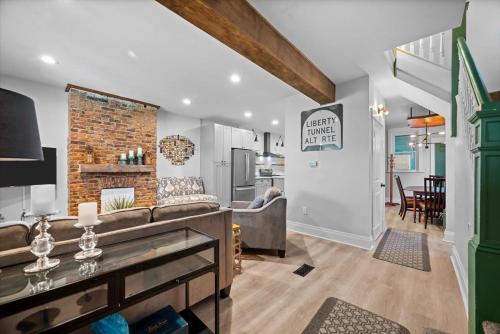 Sophisticated Elegance in Pghs Most Scenic Locale in Pittsburgh, USA