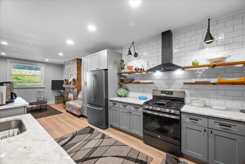 Sophisticated Elegance in Pghs Most Scenic Locale in Pittsburgh, USA