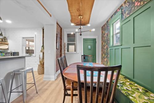Sophisticated Elegance in Pghs Most Scenic Locale in Pittsburgh, USA