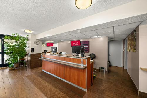 Лоби, Red Roof Inn Dallas - DFW Airport North in Далас (Тексас)