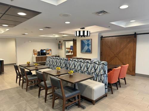 Holiday Inn Express Hotel & Suites Dewitt - Syracuse By IHG - 식음료(F&B)