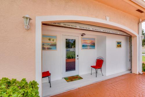 B&B Miami Gardens - Miami Gardens Studio with Patio 12 Mi to Ocean! - Bed and Breakfast Miami Gardens