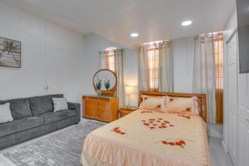 Miami Gardens Studio with Patio 12 Mi to Ocean! in Miami Gardens, USA