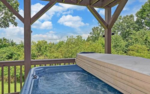 Birds Eye Cabin - Sunset & Starry Retreat Pet Friendly w Private HotTub, Fire Pit and Game Room in Ellijay, USA