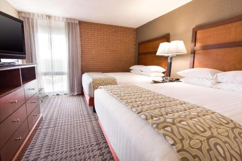2 queen beds, 1 sofa bed