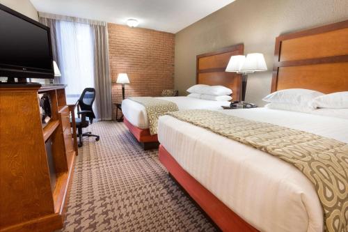 2 queen beds
