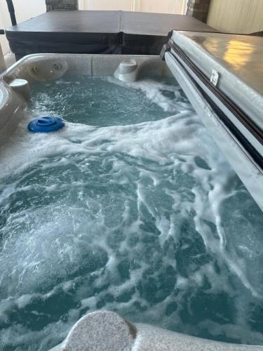 อ่างแช่น้ำร้อน, เดย์ส อินน์ แอนด์ สวีทส์ บาย วินด์แฮม กันนิสัน (Days Inn & Suites by Wyndham Gunnison) in กันนิสัน (CO)