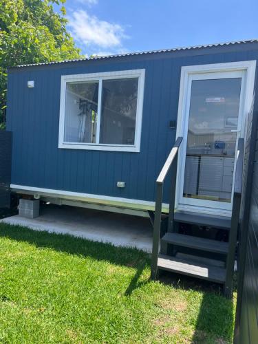 Sweet Cute blue tiny home with Pool and 2 minute drive to the beach