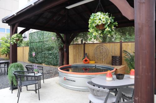 Úszómedence, Hot tub, cowboy pool near the Pearl, Riverwalk near The DoSeum - San Antonio's Museum for Kids