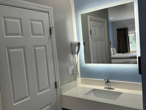 Moonlite Inn - image 6