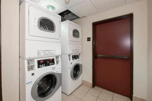 Red Roof Inn & Suites Newnan - image 10
