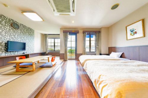 Lake Side Cottage - Twin Room withe Tatami Area - Shower Only