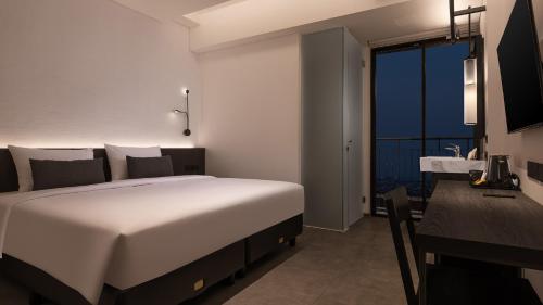 Deluxe Room image 6