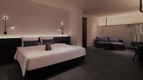 Suite with Balcony image 7
