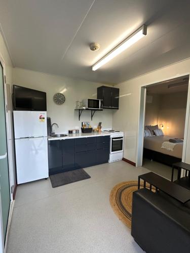 Kitchen, Tanjanerup Chalets “Winston” in Nannup