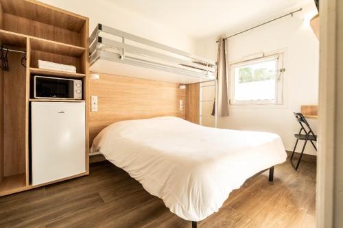 1 double bed, 1 bunk bed