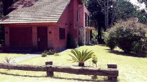 Hermosa casa en dos plantas cerca del mar en Valeria Del Mar Pinamar