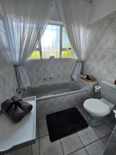Hillton Manor Guest House Room Type - Deluxe Queen Room