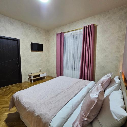 1 king bed, 1 twin bed