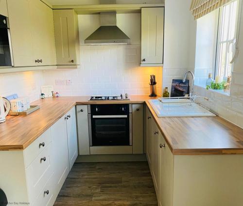 Pearl & Spice Hideaways - 2 two bedroom cottages nearby - Part of the The Bay Filey Holiday Village with pool gym and direct beach access pub restaurant tennis and meadows walks - image 5