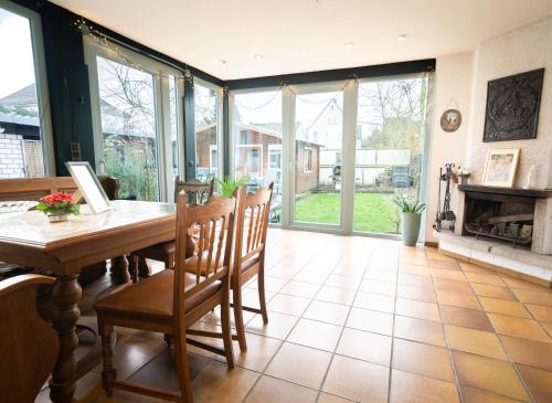 TRUTH für 5 - King Size Betten, Kamin, Garten, XXL Couch, Smart-TV (TRUTH fur 5 - King Size Betten, Kamin, Garten, XXL Couch, Smart-TV) near Dortmundi repülőtér