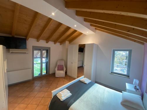 Lovely Villa w Renovated Barn, Pool, BBQ & extensive Hectares of Land