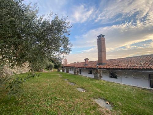 Lovely Villa w Renovated Barn, Pool, BBQ & extensive Hectares of Land