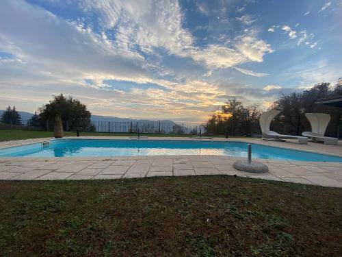 Lovely Villa w Renovated Barn, Pool, BBQ & extensive Hectares of Land