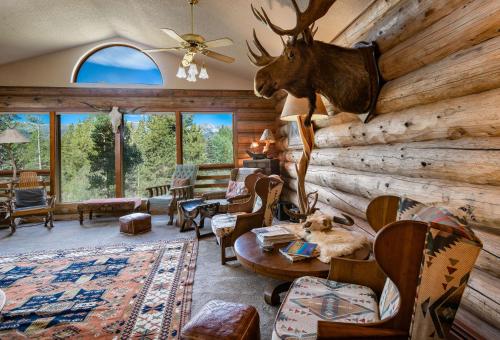 Swan River Lodge Home: Spacious, Hot Tub – khách sạn tại Núi Baldy