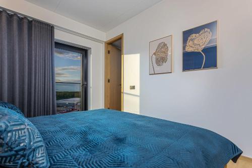 Elegant Seaview Penthouse 3BR Ensuite Luxury Retreat with Sauna and Free Parking Elegant Seaview Penthouse 3BR Ensuite Luxury Retreat with Sauna and Free Parking