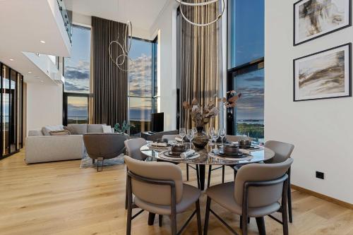 Elegant Seaview Penthouse 3BR Ensuite Luxury Retreat with Sauna and Free Parking Elegant Seaview Penthouse 3BR Ensuite Luxury Retreat with Sauna and Free Parking