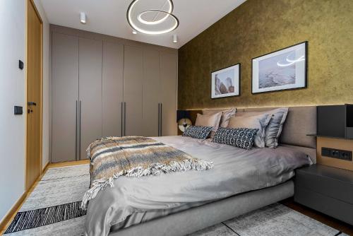 Elegant Seaview Penthouse 3BR Ensuite Luxury Retreat with Sauna and Free Parking Elegant Seaview Penthouse 3BR Ensuite Luxury Retreat with Sauna and Free Parking