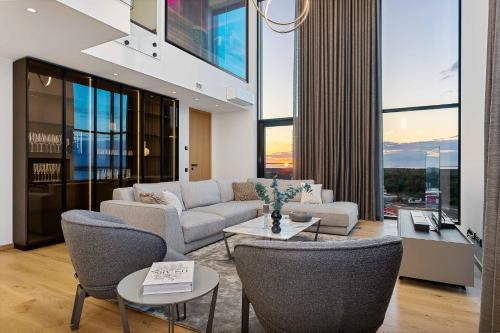Elegant Seaview Penthouse 3BR Ensuite Luxury Retreat with Sauna and Free Parking Elegant Seaview Penthouse 3BR Ensuite Luxury Retreat with Sauna and Free Parking