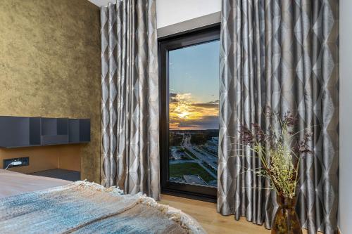 Elegant Seaview Penthouse 3BR Ensuite Luxury Retreat with Sauna and Free Parking Elegant Seaview Penthouse 3BR Ensuite Luxury Retreat with Sauna and Free Parking