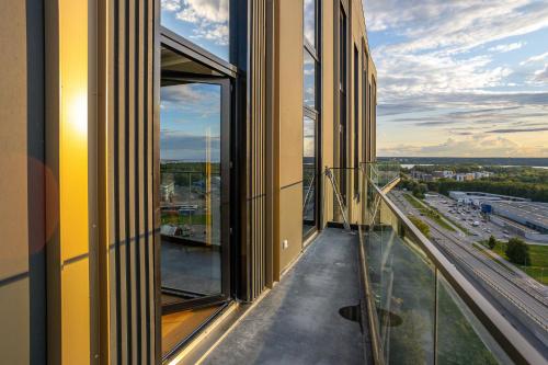 Elegant Seaview Penthouse 3BR Ensuite Luxury Retreat with Sauna and Free Parking Elegant Seaview Penthouse 3BR Ensuite Luxury Retreat with Sauna and Free Parking