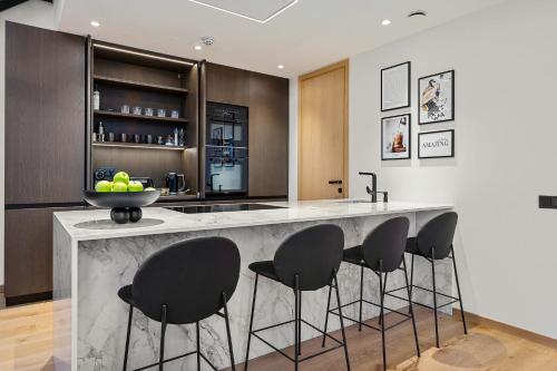 Elegant Seaview Penthouse 3BR Ensuite Luxury Retreat with Sauna and Free Parking Elegant Seaview Penthouse 3BR Ensuite Luxury Retreat with Sauna and Free Parking