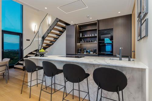 Elegant Seaview Penthouse 3BR Ensuite Luxury Retreat with Sauna and Free Parking Elegant Seaview Penthouse 3BR Ensuite Luxury Retreat with Sauna and Free Parking