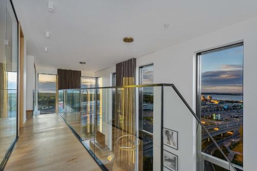 Elegant Seaview Penthouse 3BR Ensuite Luxury Retreat with Sauna and Free Parking Elegant Seaview Penthouse 3BR Ensuite Luxury Retreat with Sauna and Free Parking