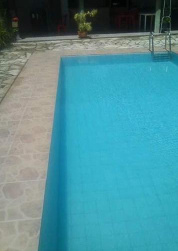 Casa com piscina ,perto da praia.