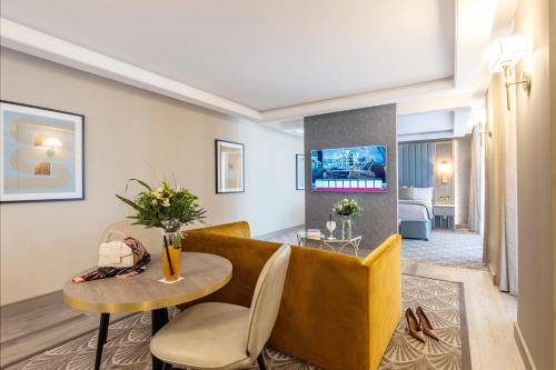 The Savoy Hotel - image 7