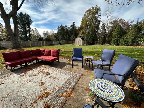 Graduation 2025! Great for Gatherings, King Beds, Firepit, Pet Friendly with Huge Fenced Yard Graduation 2025! Great for Gatherings, King Beds, Firepit, Pet Friendly with Huge Fenced Yard