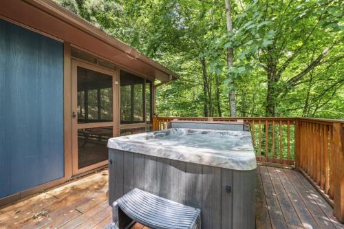 Serene Forest View- Hot Tub- Pet Friendly With Fenced Yard in Gatlinburg, USA