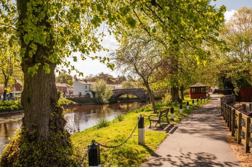 Little Apple- Free Parking, Hot tub, Fire, Town Centre