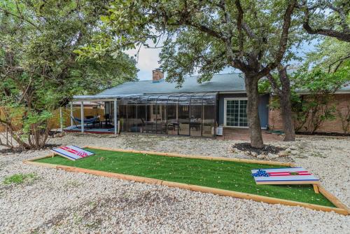 Beautiful Home With Sunroom, Gameroom, Yard & Bbq